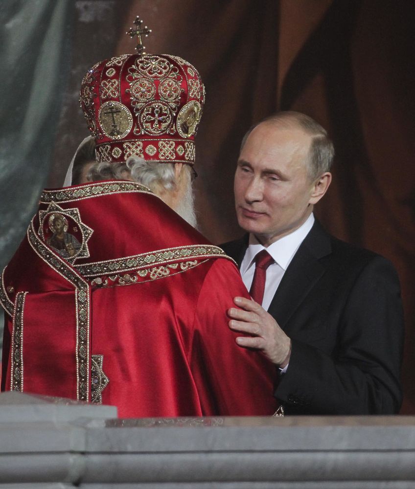 Перед пасхальным богослужением патриарх Кирилл троекратно поцеловал Путина