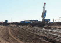 Нефтяная компания «Богородскнефть», не спросив разрешения у людей, не поставив даже в известность власть района, развернула в 80 метрах от местного кладбища на муниципальной земле строительство нефтяной скважины
