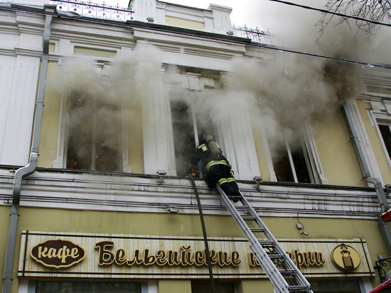 В Иркутске случился пожар в здании магазина «Бельгийские пекарни» на улице Карла Маркса