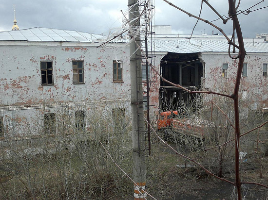 В центре Тамбова у здания бывшего военкомата рухнула двухметровая стена
