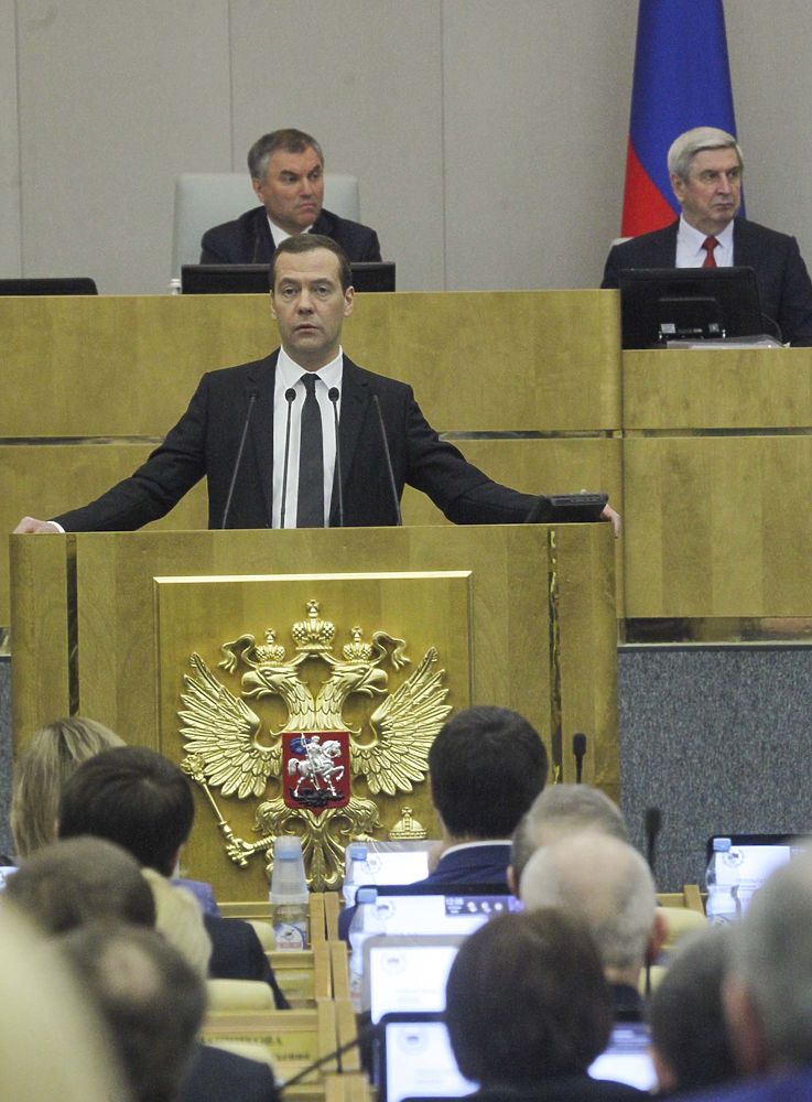 Депутаты Госдумы выслушали доклад Медведева о работе правительства за год