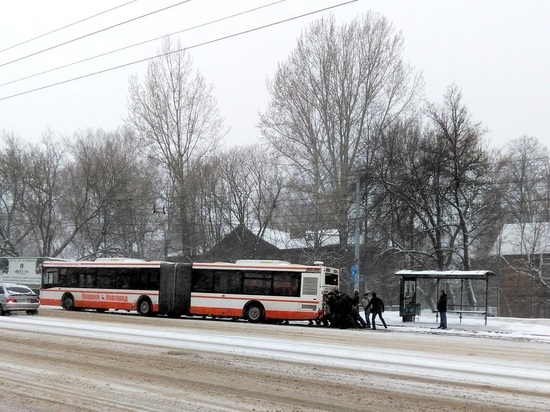 Снегопад стал причиной транспортного коллапса в Нижнем Новгороде