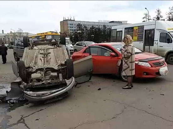 В Иркутске возле здания правительства перевернулась Mazda Demio