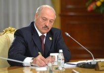 Президент Белоруссии Александр Лукашенко в ходе обращения к народу и парламенту страны выразил готовность отменить скандальный декрет №3, обязавший так называемых «тунеядцев» платить сборы и вызвавший в стране волну протестов