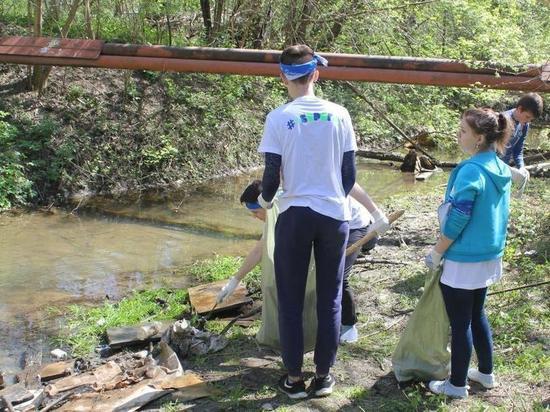 Юные экологи чистили берега канала