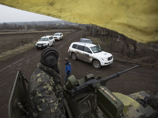Автомобиль представителей миссии ОБСЕ наехал на противотанковую мину