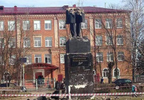 Найти вандалов, которые в ночь на понедельник снесли верхнюю половину памятника Пушкину в подмосковном Орехово-Зуеве, пытаются сотрудники местной полиции