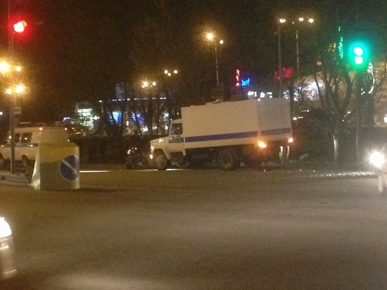 В Симферополе полицейский автозак на полной скорости врезался в легковушку