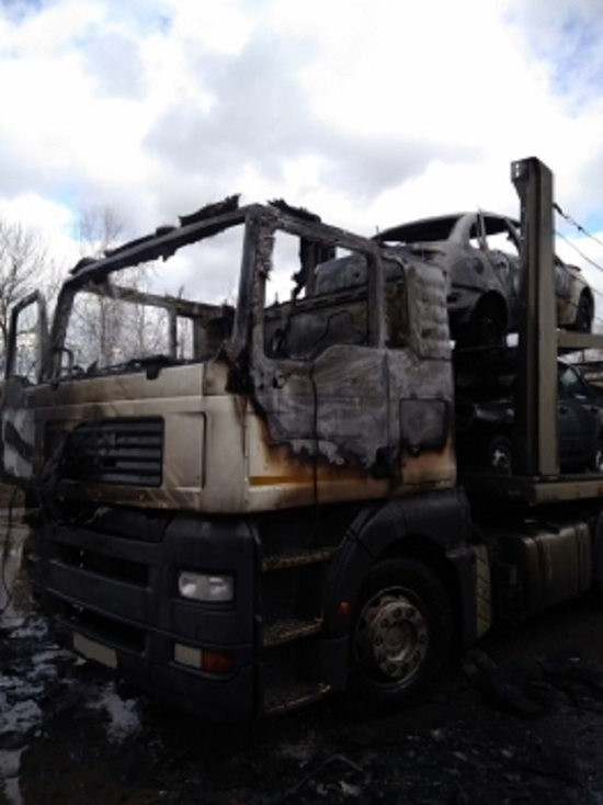 Автовоз с двумя автомобилями сгорел в Дзержинске