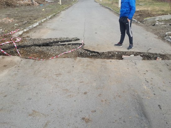 В Барнауле активисты перекрыли дорогу, вырыв траншею в асфальте