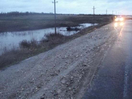 В Соль-Илецком районе автомобиль вылетел в кювет с талыми водами