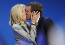 Британский таблоид Daily Mail опубликовал шокирующие фотографии, на которых запечатлён первый поцелуй кандидата в президенты Франции Эммануэля Макрона в возрасте 15 лет и его будущей жены Бриджит Тронье — школьной учительницы, которая страше него на 24 года