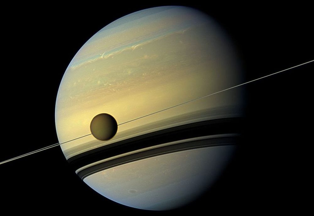 Зонд "Кассини" перед "смертью" передал последние фотографии спутника Сатурна