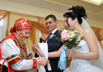 Торжественная регистрация Любы и Олега намечена на 14:00, в этот день в двери дворца бракосочетаний молодые люди заходят последними