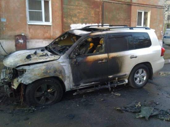 В Иркутске в результате поджога сгорел автомобиль Toyota Land Cruiser