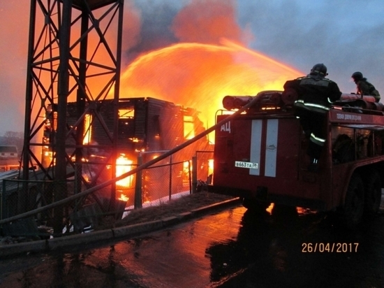 В Усть-Илимском районе из горящего многоквартирного дома спасли 25 человек 