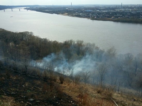 Трава горит на откосе в Приокском районе Нижнего Новгорода