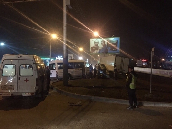 В Иркутске четыре человека пострадали при столкновении иномарки с маршруткой 