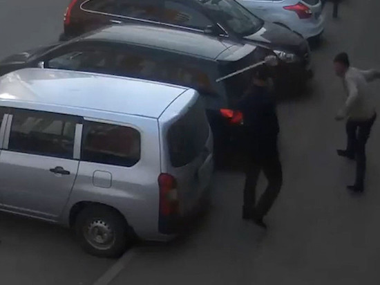 В центре Иркутска поймали бросавшегося на людей и машины мужчину с ножом