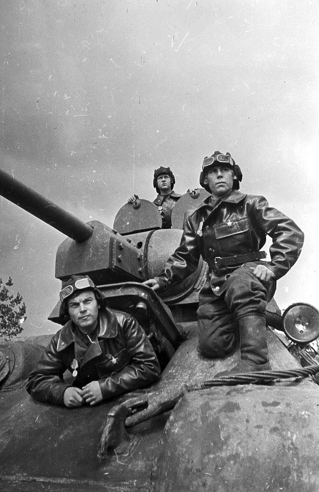 Опубликованы потрясающие фото Великой Отечественной: близнецы-солдаты и беспризорники, рвущие Гитлера