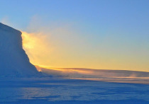 Могучий ледяной панцирь Антарктиды в наше время все активнее трескается и подтаивает