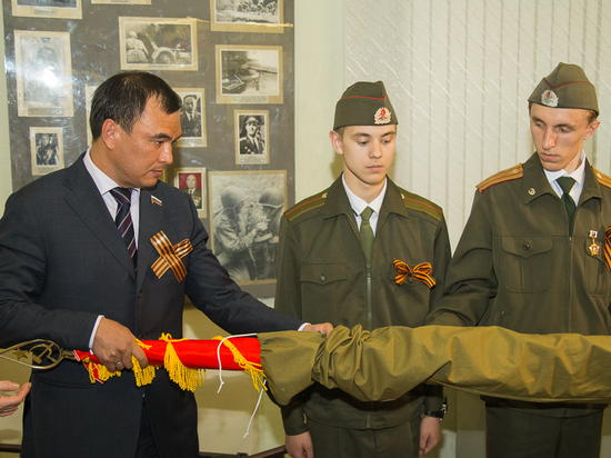 Тен вручил копию знамени 114-й Свирской дивизии Музею боевой славы  в Иркутске