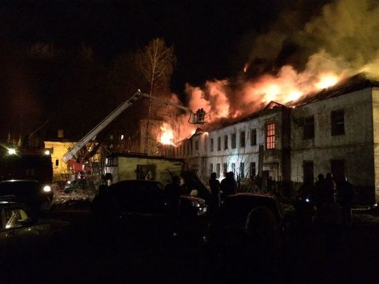 Заброшенное здание горит в Кировском районе Казани