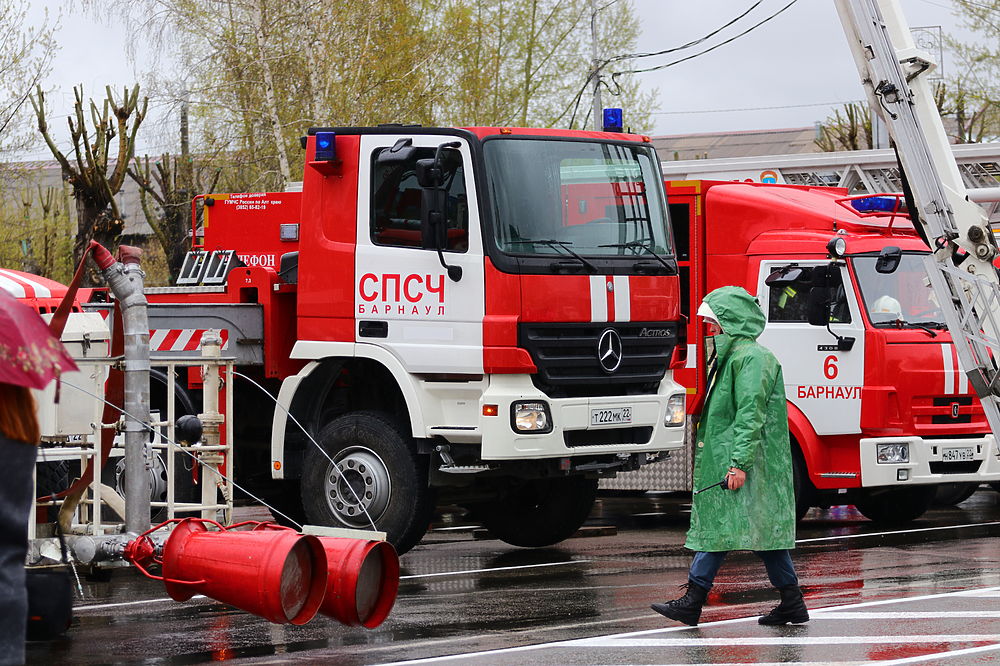 Фотоотчет: Парад современной и ретро пожарной техники в Барнауле