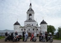 Год назад по городам Золотого кольца России впервые прошло женское мотоциклетное паломничество, организованное комиссией женского мототуризма