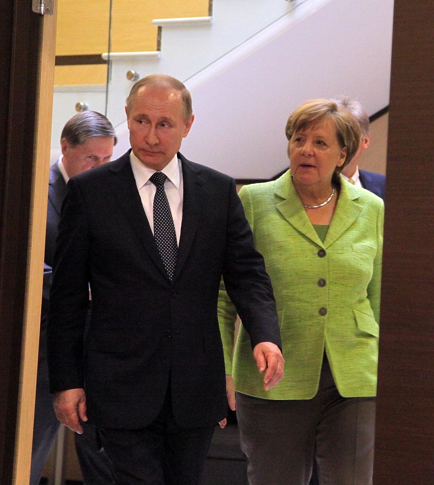 Путин и Меркель на переговорах в Сочи показали "полярные" эмоции