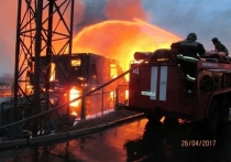 26 апреля, ночью в поселке Железнодорожный Усть-Илимского района спасатели эвакуировали 25 человек, в том числе, восьмерых детей из загоревшегося двухэтажного 10-квартирного дома