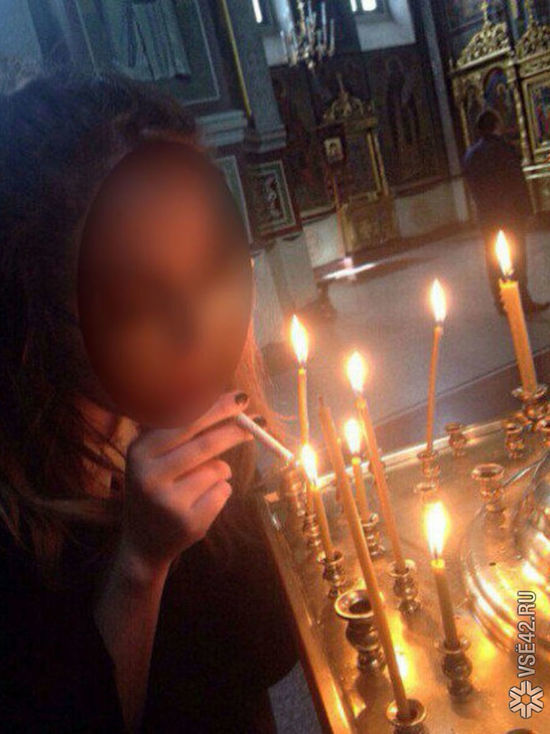 Следком заинтересовался кемеровчанкой, которая прикурила от свечей в храме 