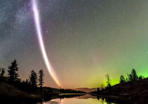 Редкое природное явление — фиолетовую дугу, пересекающую небо на фоне полярного сияния, обнаружили ученые из Университета Калгари в Канаде