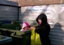 В Новосибирске гуляющие во дворе подростки уличили женщину в том, что она по каким-то причинам в буквальном смысле слова выбросила своею дочь в мусорный бак