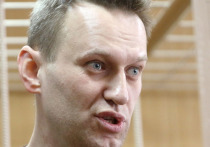 Миграционная служба России выдала Алексею Навальному заграничный паспорт для отъезда на лечение глаза за границу. Какова реальная мотивация власти и оппозиционера в этом деле? «МК спросил об этом у политолога и политика.