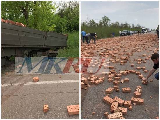  Водитель грузовика заблокировал трассу Ростов-Сальск, рассыпав сотни кирпичей