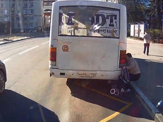 Падение пассажира маршрутного автобуса в Нижнем Новгороде попало на видео