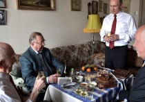 На сайте Кремля утром 8 мая появилось сообщение о том, что президент России Владимир Путин побывал в гостях у бывшего резидента КГБ СССР при Министерства госбезопасности ГДР Лазаря Лазаревича Матвеева