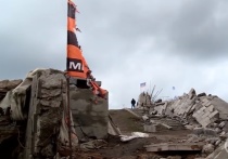 Глава ДНР Александр Захарченко заявил, что украинские диверсанты заложили семь мин на пути следования его кортежа к мемориальному комплексу Великой Отечественной войны на Саур-Могиле