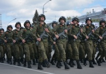 Главный парадный марш Барнаула во время празднования 72-й годовщины Победы в Великой Отечественной войне состоялся 9 мая на площади Советов