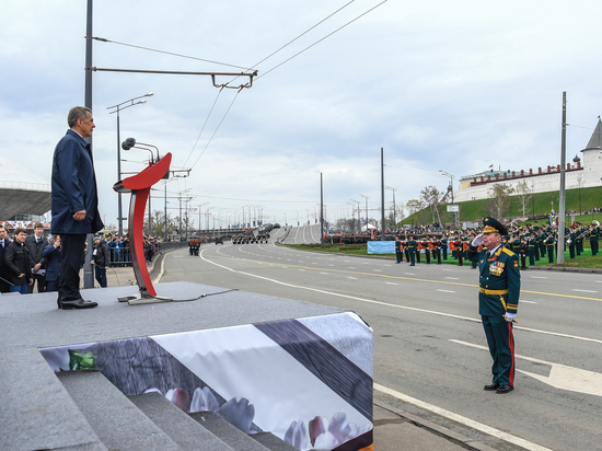 В Казани прошел парад Победы с прямым включением трансляции с Красной площади в Москве