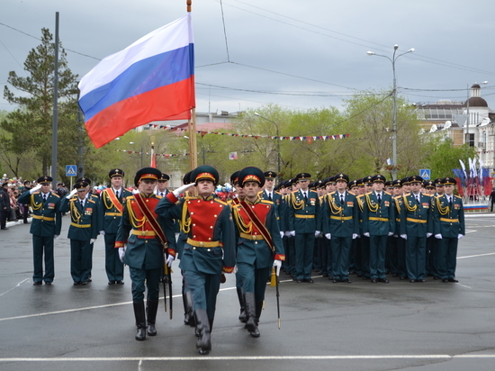 Несмотря на дождь,  оренбуржцы вышли на Парад Победы 