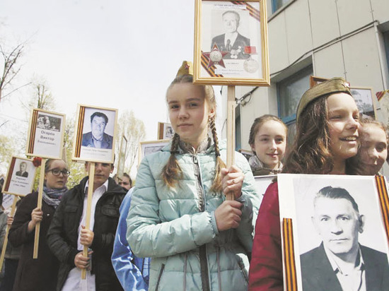 Московские школьники приняли участие в акции «Бессмертный полк» 