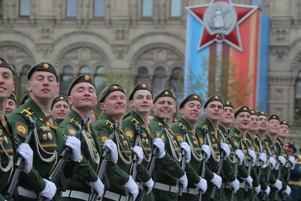 Парад Победы: погода оставила москвичей без воздушного представления