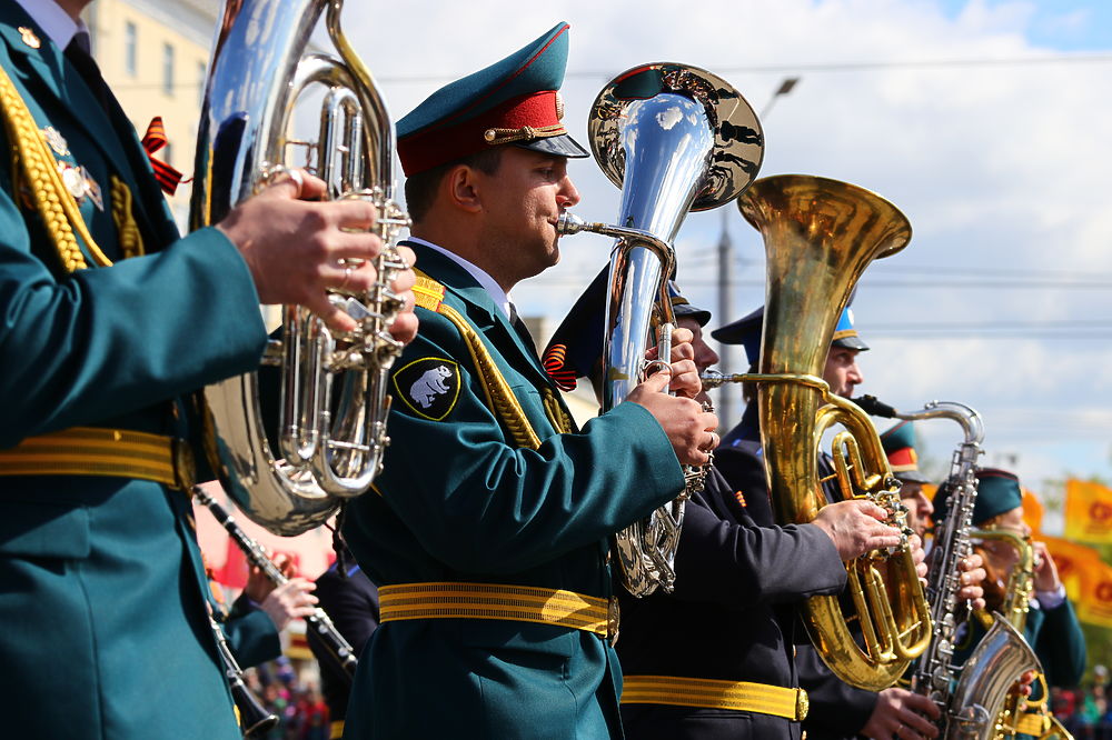 Фоторепортаж: возложение цветов и Парад Победы в Барнауле 9 мая