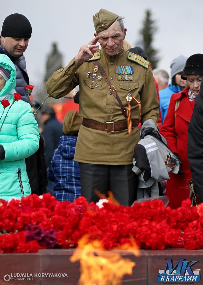Со слезами на глазах: Петрозаводск встетил 72-ю годовщину Победы
