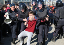 Массовый уличный протест вновь вошел в моду и широко зашагал по стране, став одним из главных факторов российской общественно-политической жизни
