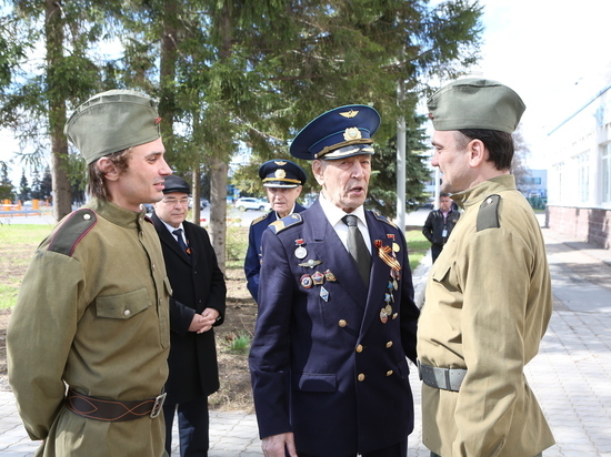 Аэропорт «Уфа» поздравил ветеранов и пассажиров с Днем Победы