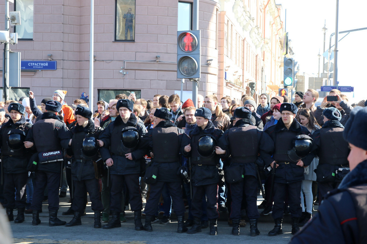 Проведение митингов. Толпа ОМОНА. Толпа ОМОНА на митинге. Митинг со спины. Полиция на митинге спиной.