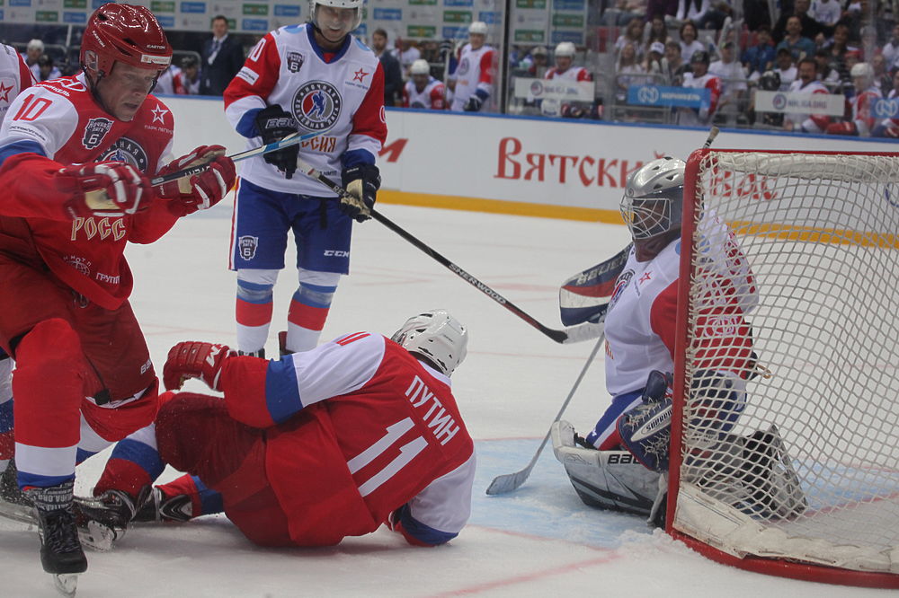 Путин упал на гала-матче НХЛ в Сочи